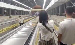 【動画】中国最長のエスカレーターから転がり落ちてしまったお姉ちゃん(´･_･`)