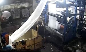 【動画】なぜ首に巻いた？？インドの繊維工場で発生した大事故。
