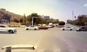 【動画】明らかにおかしい速度で交差点に進入した車が大事故を起こす。