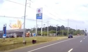 【動画】タイのセブンイレブンにロケット弾が命中する瞬間がドラレコに記録されていた。