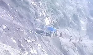 半分落ちてるｗｗｗとんでもない酷道を行くトラックの動画がｗｗｗｗ