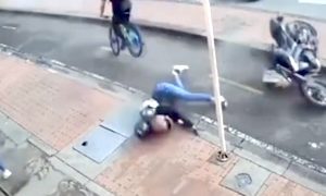 大きな通りで接触転倒したバイクの人、高速のまま標識柱に突っ込んでしまう。