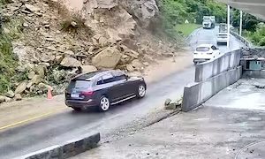 【動画】今まさにがけ崩れが起きようとしている道路を無理に通る人たち。