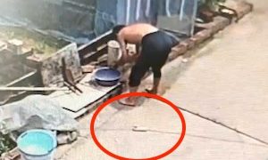 【動画】延長コードの直ぐ側で水浴びしていた男性が感電してしまう事故。