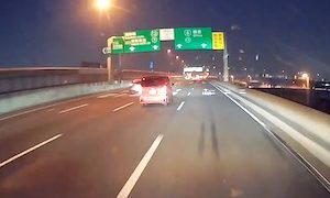 【動画】首都高で分岐に突っ込んでぶっ飛ぶ軽自動車が撮影される(((ﾟДﾟ)))