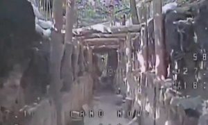 【動画】ロシア兵が潜む塹壕にゆっくりと潜入するウクライナのドローン。