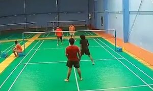 【動画】バドミントン中に心臓発作を起こした25歳の男性が倒れてしまう。