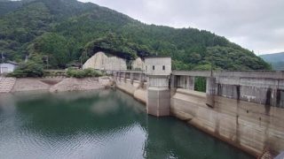【衝撃】ダムに飛び込んだ小学生が『岩』にぶつかってしまった結果・・・・