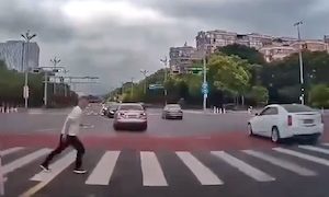 【動画】不注意な横断をした大人ミサイルが側面衝突でぶっ飛ばされる事故。