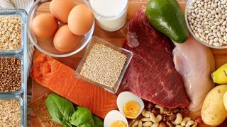 【衝撃】日本人の『タンパク質摂取量』戦後すぐの1950年代を下回ってた……