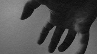 【動画】女さん｢助けて！電車に『遠隔手マンおじさん』がいたの！｣