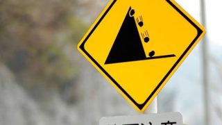 【動画】外人さん、山頂から大岩を落としてしまうwww