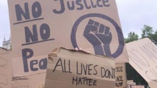 【動画】ギャングにボコられる彼氏を身を挺して守るカノジョの姿に全米が感動