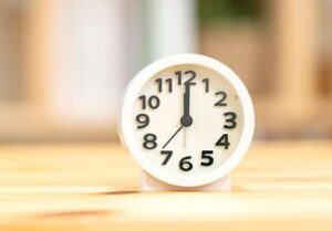 【悲報】昭和世代さん、「1時間弱」は1時間に満たない、「1時間強」は1時間＋αだと思ってる😭