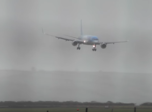 【神業動画】旅客機さん、お前らが思うより横向きで着陸【→】