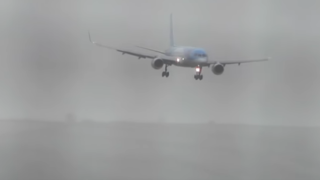 【神業動画】旅客機さん、お前らが思うより横向きで着陸【→】