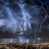 【動画】雷雨を撮影してた女性のスマホに雷がスマッシュヒット！！