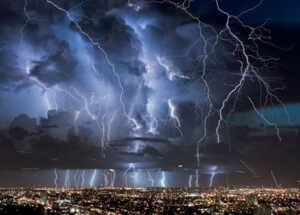 【動画】雷雨を撮影してた女性のスマホに雷がスマッシュヒット！！