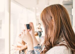 【画像】女さん「みんな～、次は変顔で撮るよ～ｗ」(ﾊﾟｼｬｯ