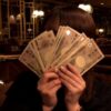 【犯行映像】ま～んさん、男の財布から金を抜き取る瞬間を晒される【→動画像】