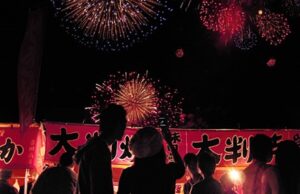 【動画像】花火大会で『爆発事故』を起こした屋台店主アホすぎワロタwwwww