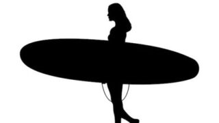 【動画】Tバック姿でサーフィンする女性の動画が1億回再生ｗｗｗｗｗｗ